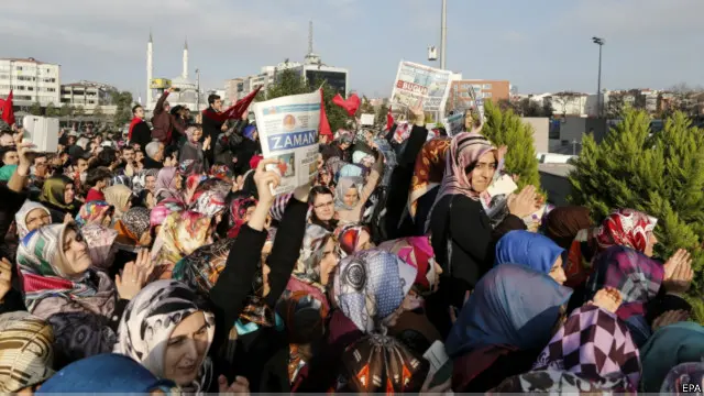 شماری از هواداران فتح‌الله گولن درحالی‌که صفحه اول روزنامه زمان را در دست داشتند، در اعتراض به بازداشت منتقدان دولت تجمع کردند