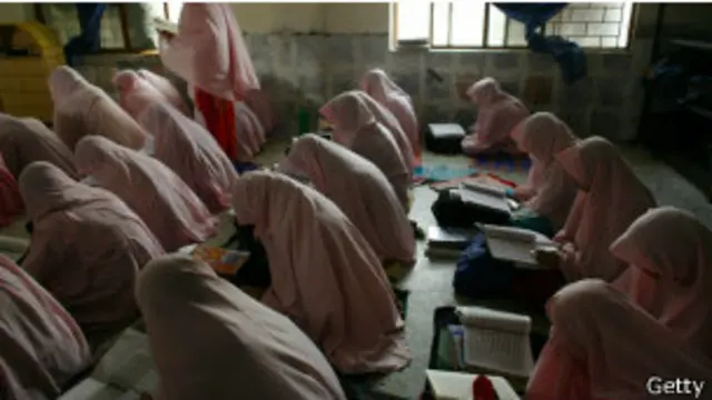 पाकिस्तान के मदरसे में लड़कियाँ