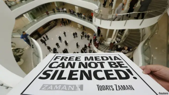 "Свободную прессу нельзя заставить молчать", - гласит плакат в поддержку арестованных журналистов