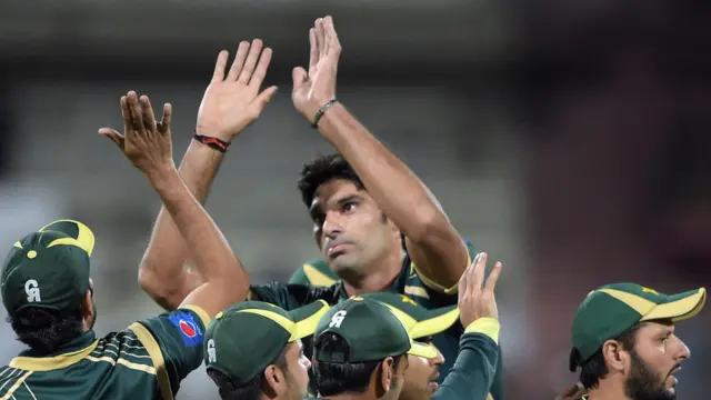 پاکستان کی جانب سے حارث سہیل اور شاہد آفریدی نے تین تین جبکہ محمد عرفان نے دو کھلاڑیوں کو آؤٹ کیا۔