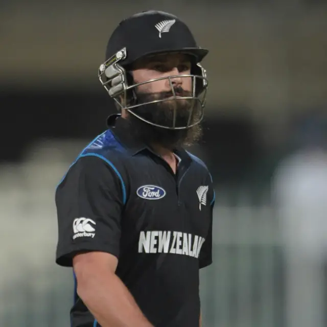 نیوزی لینڈ کی جانب سے مارٹن گپٹل اور اینٹون ڈیوسچ نے اننگز کا آغاز کیا۔ نیوزی لینڈ کا آغاز اچھا نہ تھا اور صرف پانچ رنز کے مجموعی سکور پر اینٹون ڈیوسچ بغیر کوئی سکور بنائے پویلین لوٹ گئے۔