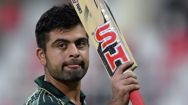 اس سے پہلے پاکستان نے احمد شہزاد کی شاندار سنچری کی بدولت مقررہ 50 اوورز میں سات وکٹوں کے نقصان پر 364 رنز بنائے۔