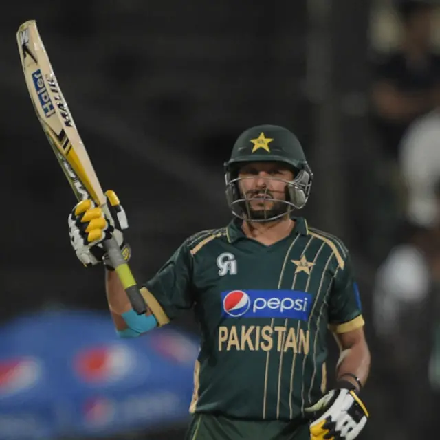پاکستان کی جانب سے شاہد آفریدی نے چھ چوکوں اور تین چھکوں کی مدد سے 55 رنز کی اہم اننگز کھیلی۔