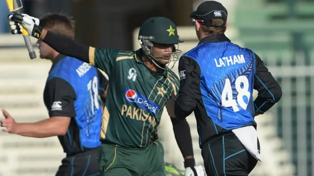 پاکستان کی جانب سے محمد حفیظ اور احمد شہزاد نے اننگز کا آغاز کیا اور پہلی وکٹ کی شراکت میں 63 رنز بنائے۔