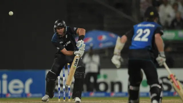 شارجہ میں کھیلے جانے والے تیسرے ایک روزہ میچ میں پاکستان نے نیوزی لینڈ کو 147 رنز سے شکست دے کر پانچ میچوں کی سیریز میں دو ایک سے برتری حاصل کر لی ہے۔ 