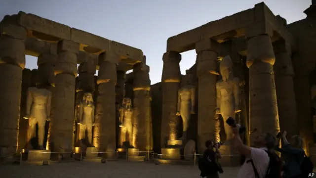 La estatua está expuesta en la ciudad egipcia de Luxor.