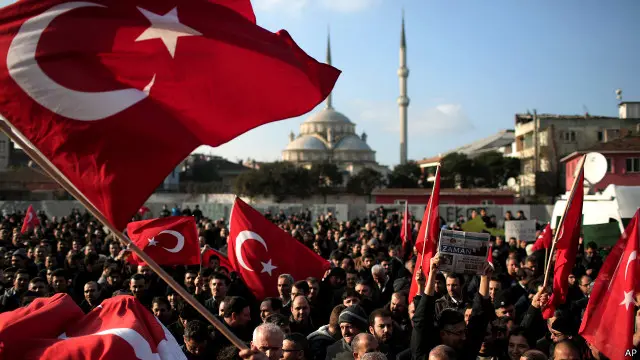 د یکشنبې په سهار ترکي پولیسو او امنیتي ځواکونو د زمان نومي ورځپاڼې او د سامانیول تلویزیون یو شمېر کارکوونکي ونیول