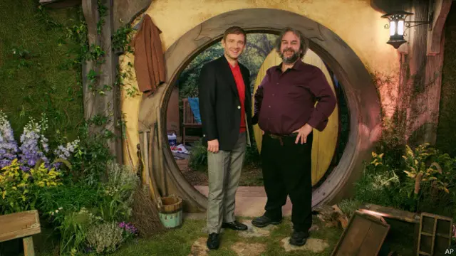 Режиссер Питер Джексон (справа) и исполнитель роли Бильбо Баггинса, актер Мартин Фриман