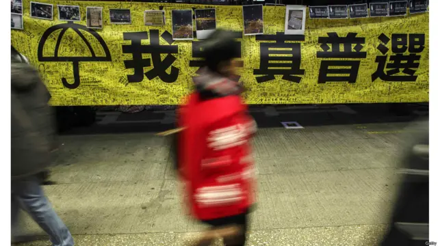 抗议者要求北京中央政府收回2017年香港特首选举的产生办法，呼吁真正意义上的普选。