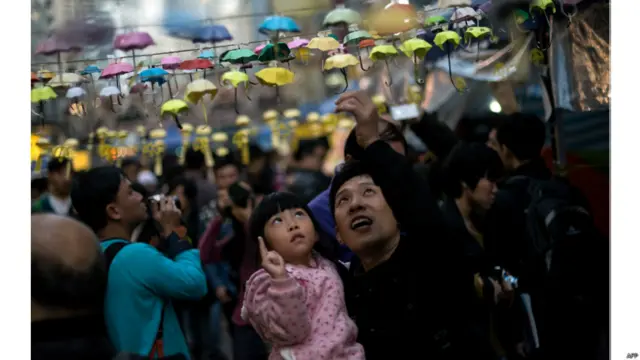 黄色雨伞成为这次香港占中抗议的代名词　