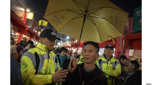 警方在清场前劝说抗议者离开，逾期不走者，将被强制挪走。