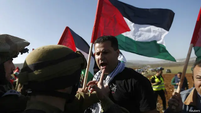 Warga Palestina memprotes pembangunan pemukiman di kawasan yang dipersengketakan.