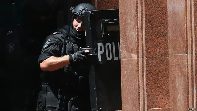 سڈنی کے اس علاقے مارٹن پلیس کو سینکڑوں پولیس اہلکاروں نے گھیرے میں لے لیا ہے