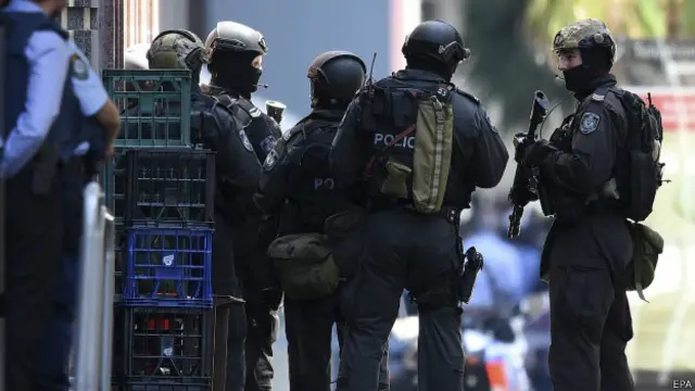 Ratusan polisi bersenjata lengkap dikerahkan untuk mengepung kafe di kawasan Martin Place, Sydney.