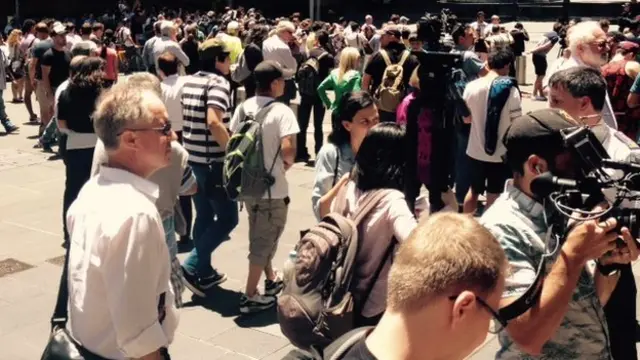 لوگ بڑی تعداد میں آپ پاس موجود ہیں اور ان میں زبردست تجسس ہے