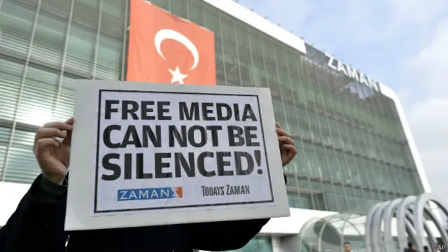مظاہرین ’آزاد پریس کو خاموش نہیں کیا جا سکتا‘ کا نعرہ لگا رہے تھے