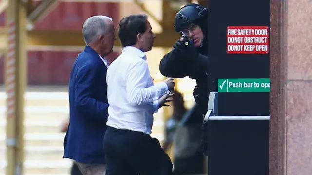 İki rehinenin kafeden kaçarak polislerin beklediği yere sığındığı görüldü. 