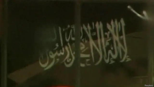 Lindt Chocolate adlı kafenin camında görülen bayrak.