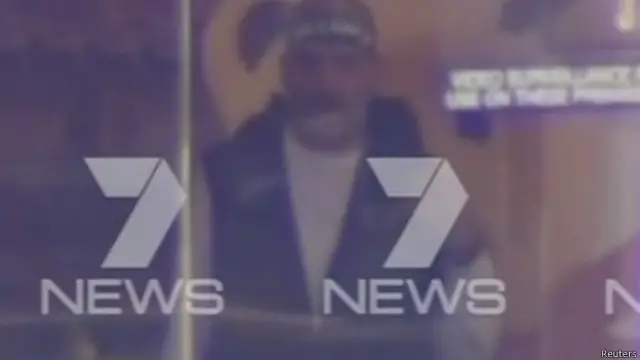 پولیس کے تفتیش کار مسلح شخص کے ارادوں کا اندازہ لگانے کی کوشش کر رہے ہیں