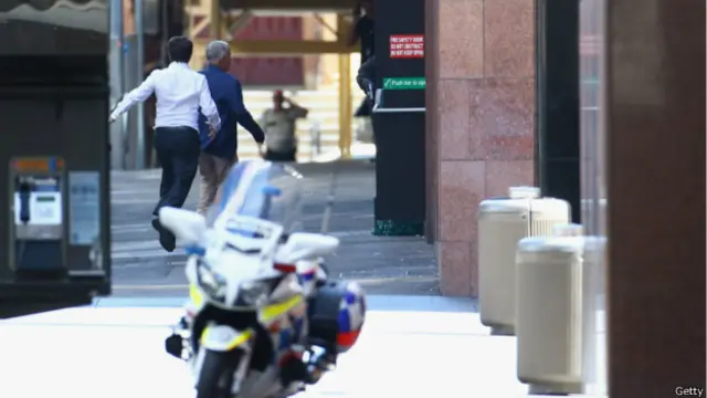 کیفے کے آس پاس کے علاقے کو خالی کرا لیا گیا ہے