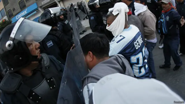 Choques entre policía y manifestantes en Guerrero