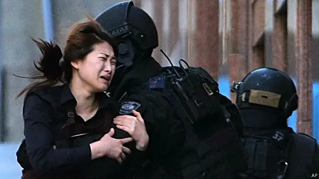 واقعے کے کئی گھنٹے بعد کیفے سے دو خواتین باہر نکلنے میں کامیاب ہوئی ہیں