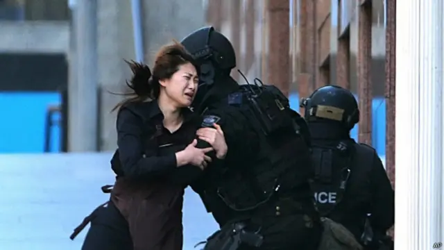 ایک لڑکی کیفے سے باہر آتے ہیں سکیورٹی سے لپٹ گئی