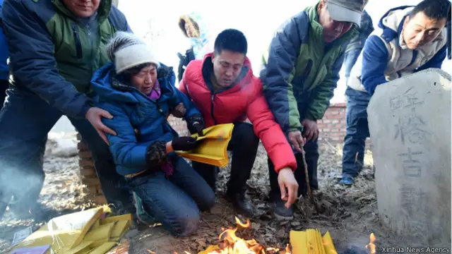 呼格吉勒图父母到儿子坟前祭奠(新华社图片15/12/2014)