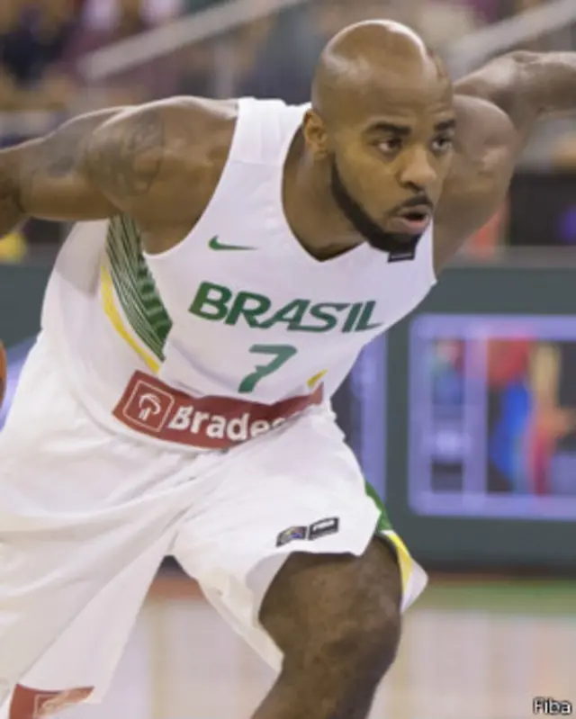 Jogador americano Larry Taylor