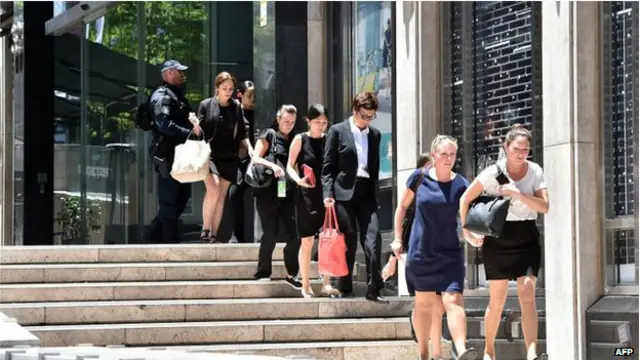 پولیس نے علاقے کو خالی کرا لیا ہے اور کیفے کو محاصرے میں لے لیا ہے