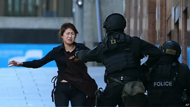 تمكن بعض المحتجزين من الخروج بعد نحو ست ساعات من احتجاز الرهائن.