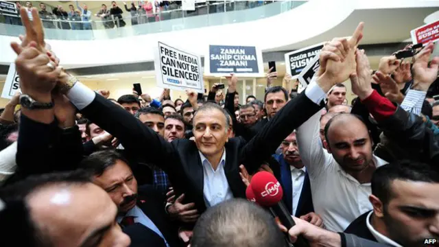 Bazar günü həbs edilənlər arasında Zaman qəzetinin baş redaktoru Ekrem Dumanlı da olub. 