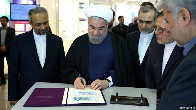 رسانه های ایران می گویند آقای روحانی امروز از طرح جدید اسکناس ۲ هزار تومانی در بانک مرکزی رونمایی کرد
