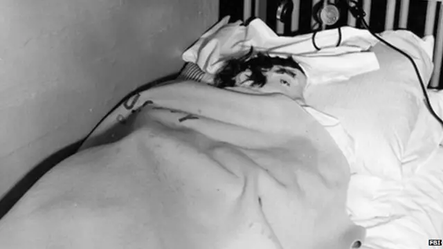 Cabezas imitando a los reclusos