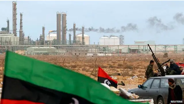 درگیری بین گروههای رقیب در لیبی بر سر دو ترمینال نفتی این کشور ادامه دارد