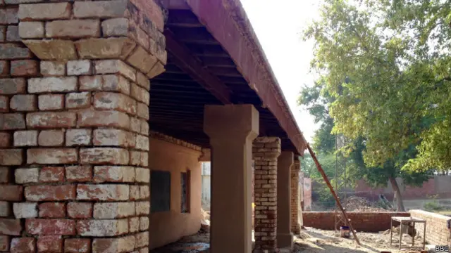 ’سکول کی دیواریں جیسی پہلے تھیں ویسی ہی مرمت کر دی گئی ہیں۔ چھت جیسی پہلے تھی ویسے ہی ڈالی جا رہی ہے۔‘