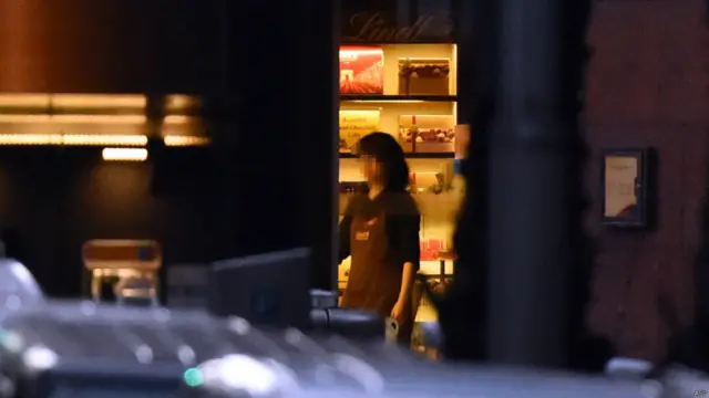 Sandera di dalam kafe