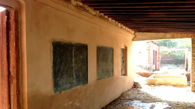 صحن کے ایک کونے میں سیاہ تختی لگی ہے جس پر لکھا ہے کہ ’یہ مکان بھگت کی جائے پیدائش ہے‘