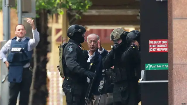 Polisi dan sandera yang bebas