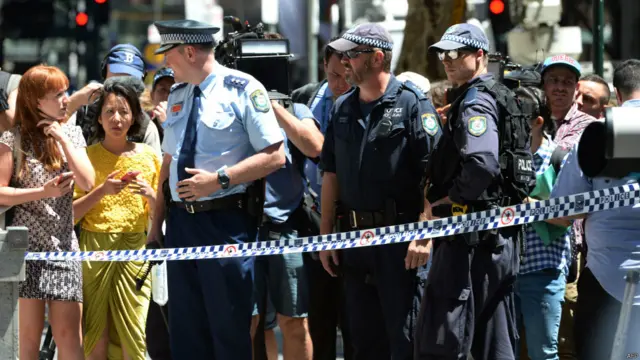 Polisi dan warga umum