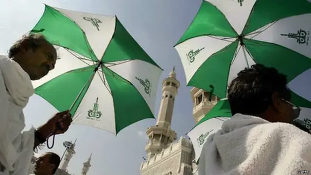 عرب نیوز کے مطابق یہ چھتریاں 2,75,000 مربع میٹر پر پھیلے ہوئے مسجد کے صحن میں سایہ فراہم کریں گی