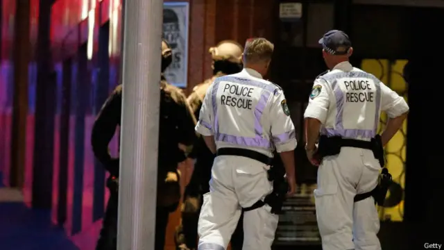 सिडनी के लिंटे कैफ़े के बाहर सुरक्षाकर्मी