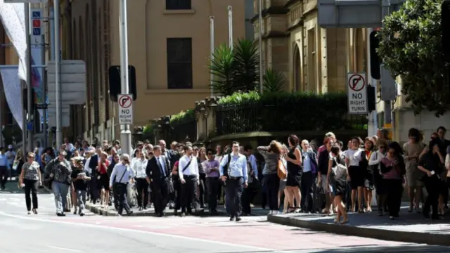 在马丁广场周围的工作人员们纷纷离开办公地点