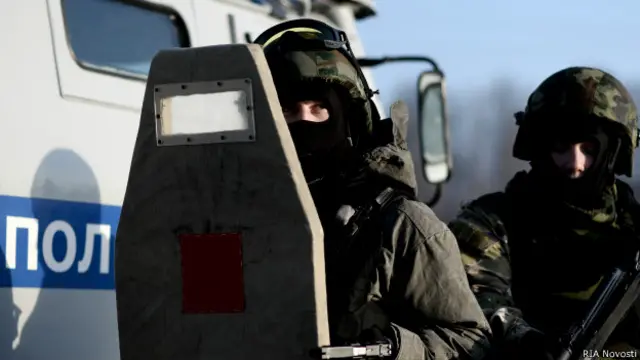 Сотрудники СОБР