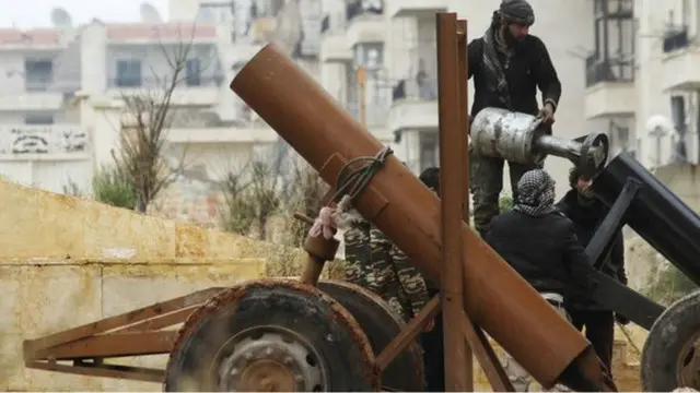 حلب تنقسم بين قوات النظام السوري في الغرب و مناطق تسيطر عليها المعارضة في الشرق