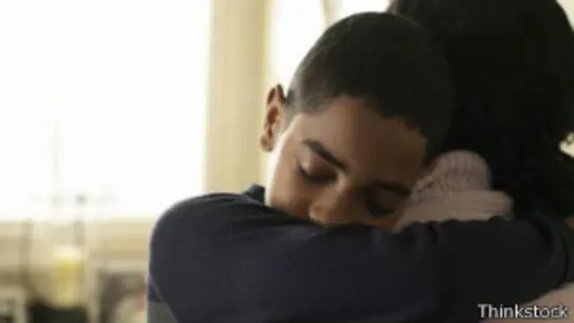 Niño abrazando a una persona