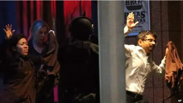 一些人质逃离现场。