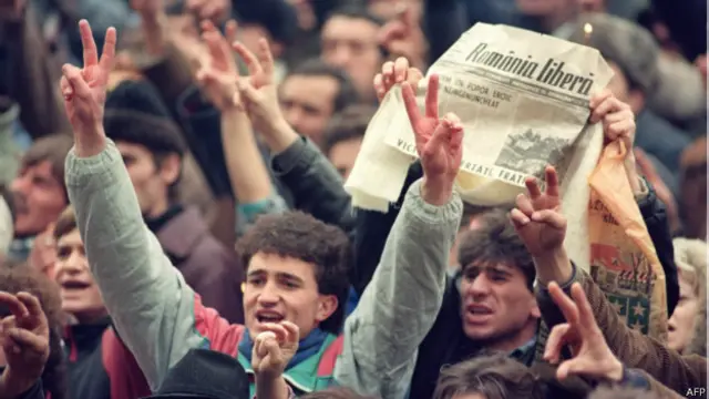 Жители Бухареста радуются известию об аресте Николае Чаушеску (24 декабря 1989 г.)