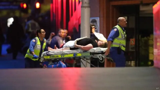 救护人员前往现场，之前人们曾经听到枪声，看到火光。