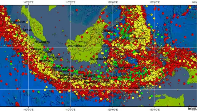 Gempa yang tercatat dari tahun 1800 hingga 2011. Warna merah menandai gempa di wilayah laut dangkal, kuning di wilayah laut sedang, dan hijau di wilayah laut dalam. 